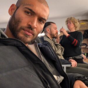 Édgar Vittorino Instagram - Alistándonos para el estreno!! 

#BAJOCERO  en #NETFLIX 

ESTE VIERNES 29 DE ENERO