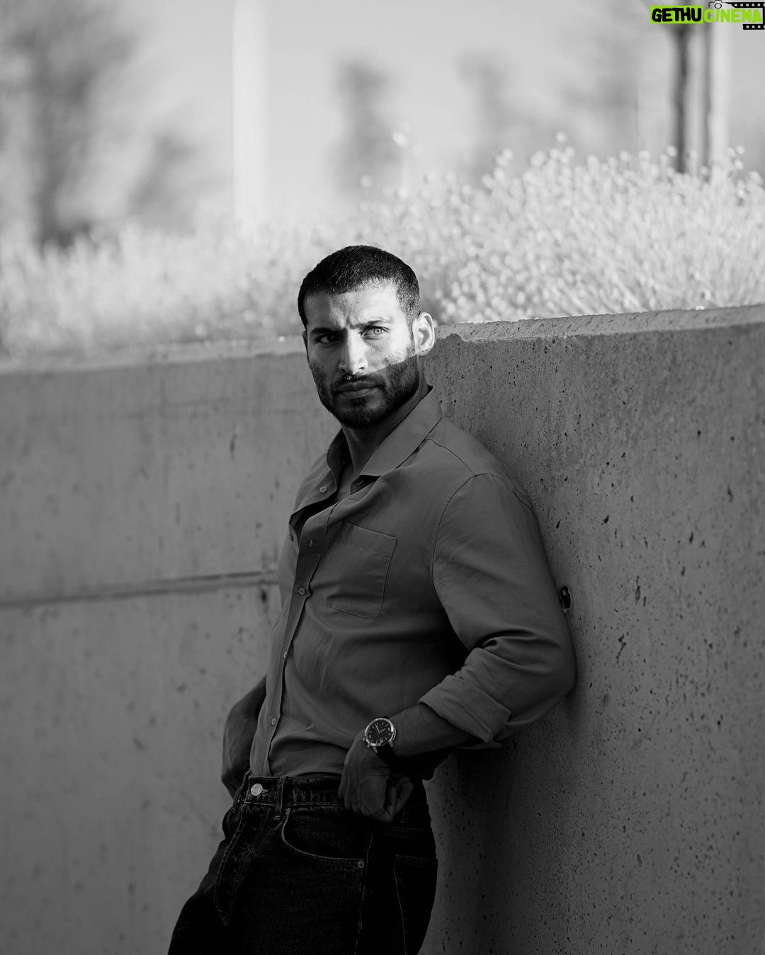 Édgar Vittorino Instagram - Waiting 🌟🌟🌟 . . Fotógrafo : @alfonsootejedor . . #actor #fotografia #series #cine #desparecidoslaserie #vivirsinpermiso #bajoceropelícula #visavis #elrobodelsiglonetflix #seriesespañolas #seriescolombianas #colombia #españa #actorlife