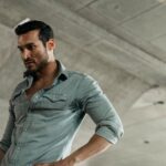 Édgar Vittorino Instagram - Alguna vez has hecho algo que no querías porque no tuviste otra opción y has tenido que cargar con ello ❓#desaparecidoslaserie . Tenemos la 🤩 T1 de #DesaparecidosLaSerie en @telecincoes y NUEVA TEMPORADA (donde conocerás a mi personaje)en exclusiva a partir de mañana en @PrimeVideoes 👏🏼👏🏼 Todos los detalles en @DesaparecidosTV 💥 ¡GANAZAS! 💥 Madrid, Spain