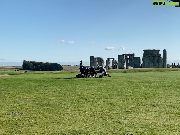Édgar Vittorino - 3.8K Likes - #stonhenge para algunos serán solo unas piedras para mi es muestra de lo capaces que podemos ser los seres humanos con Paciencia y Trabajo conjunto. Dos cosas que escasean hoy día. 1000 años para poner esas piedras allí y que 5000 años después sigan maravillando al mundo . #travel #actor #life