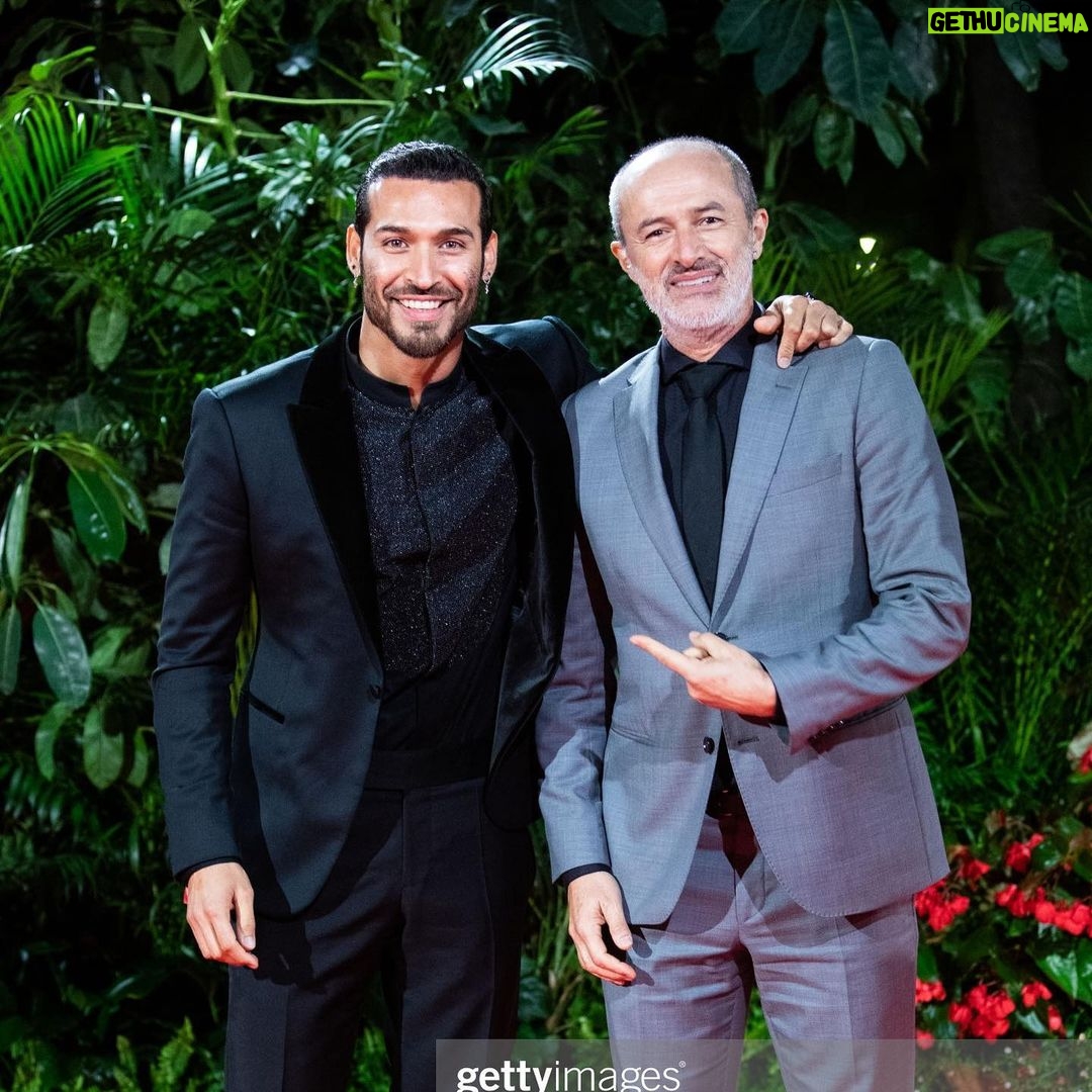 Édgar Vittorino - 3.2K Likes - Elegí esta foto porque representa mejor lo qué para mi significan los eventos y los premios … se trata de reconocernos entre nosotros , con una sonrisa honesta hacia nuestros colegas,hacia nuestro trabajo y hacia el amor por la profesión (ingrata muchas veces ) y no de ir a posturear , lagartear una foto o una entrevista y mucho menos a tratar de demostrar que eres más que los otros colegas que están ahí ! Con una actitud pedante que aveces no se sabe si son personas o esfinges (pidiendo disculpas a las esfinges ) Ningún Actor o Director es más que otro por más fama que tenga todos somos la misma masa que ha esperado que suene el teléfono con el corazón en la mano sin recibir respuesta o que a gritado de emoción cuando se ha dado el milagro … así que feliz de haber estado en los @premios_platino y sobre todo de haberme abierto sin pretensiones a encontrarme con otros , con los que no pusieron una barrera y regalarnos mutuamente un honesta sonrisa para darle verdadero sentido a esta gran reunión . Viva iberoamerica !! El cine ! Las series ! Y el arte !