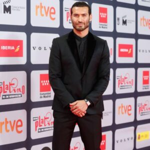 Édgar Vittorino Instagram - Elegí esta foto porque representa mejor lo qué para mi significan  los eventos y los premios … se trata de reconocernos entre nosotros , con una sonrisa honesta hacia nuestros  colegas,hacia nuestro trabajo y hacia el amor por la profesión (ingrata muchas veces ) y no de ir a posturear , lagartear una foto o una entrevista y mucho menos a tratar de demostrar que eres más que los otros colegas que están ahí ! Con una actitud pedante que aveces no se sabe si son personas o esfinges (pidiendo disculpas a las esfinges ) Ningún Actor  o Director  es más que otro por más fama que tenga todos somos la misma masa que ha esperado que suene el teléfono con el corazón en la mano sin recibir respuesta  o que a gritado de emoción  cuando se ha dado el milagro … así que feliz de haber estado en los @premios_platino y sobre todo de haberme abierto sin pretensiones a encontrarme con otros , con los que no pusieron una barrera y regalarnos mutuamente un honesta sonrisa para darle verdadero sentido a esta gran reunión . Viva iberoamerica !! El cine ! Las series ! Y el arte !