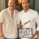 Édgar Vittorino Instagram – Un bonito reencuentro 15 años después con este colega; nos conocimos porque fuimos vecinos en Bogota . El había estudiado  en Corazza @estudiocorazza y fue  quien me recomendó que viniera a españa a estudiar . Y aquí estamos compartiendo set en Madrid tanto tiempo después .  Se vienen cositas ! ⭐️⭐️⭐️⭐️ @ricardoleguizamoroca 
–
#cuatroestrellas @rtve @thegoodmoodproductions Madrid, Spain