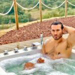 Édgar Vittorino Instagram - Se agradece un lugar donde poder quitarte la mascarilla , respirar aire puro y no estar preocupado por la distancia social , además cerca de casa #milunarooms #madrid #covidfree #hormigos #hotel #actor #bajocero #vivirsinpermiso #visavis #elrobodelsiglo #cine #netflix #series Miluna Rooms