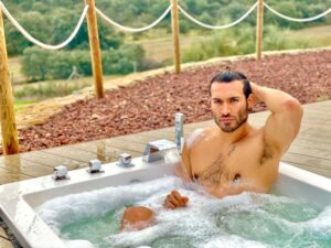 Édgar Vittorino Instagram - Se agradece un lugar donde poder quitarte la mascarilla , respirar aire puro y no estar preocupado por la distancia social , además cerca de casa #milunarooms #madrid #covidfree #hormigos #hotel #actor #bajocero #vivirsinpermiso #visavis #elrobodelsiglo  #cine #netflix #series