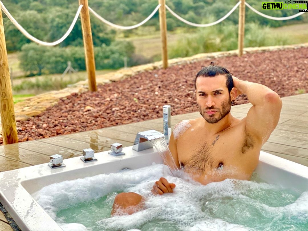 Édgar Vittorino - 16.9K Likes - Se agradece un lugar donde poder quitarte la mascarilla , respirar aire puro y no estar preocupado por la distancia social , además cerca de casa #milunarooms #madrid #covidfree #hormigos #hotel #actor #bajocero #vivirsinpermiso #visavis #elrobodelsiglo #cine #netflix #series