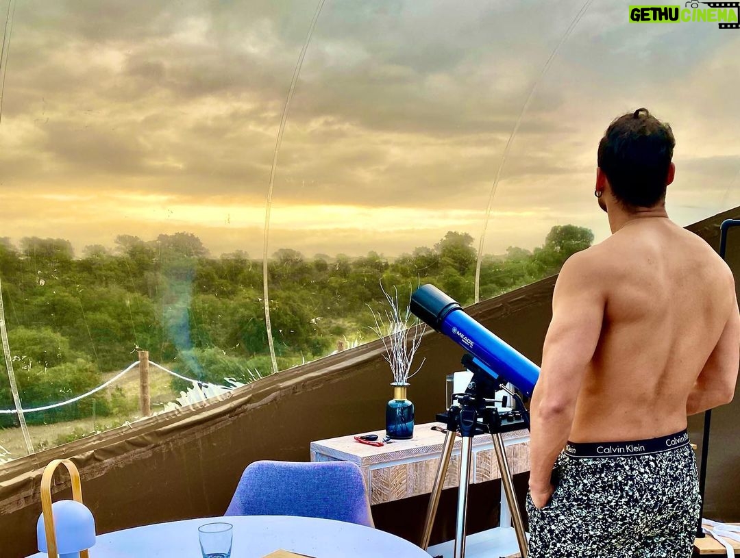 Édgar Vittorino - 16.9K Likes - Se agradece un lugar donde poder quitarte la mascarilla , respirar aire puro y no estar preocupado por la distancia social , además cerca de casa #milunarooms #madrid #covidfree #hormigos #hotel #actor #bajocero #vivirsinpermiso #visavis #elrobodelsiglo #cine #netflix #series