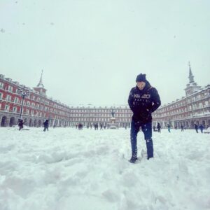 Édgar Vittorino Instagram - Madrid like Moscú para la historia #lugares #emblemáticos #puertadelsol #plazamayormadrid #filomena #actor #vivirsinpermiso #invierno #staysafe #photo #portraitphotography #photography