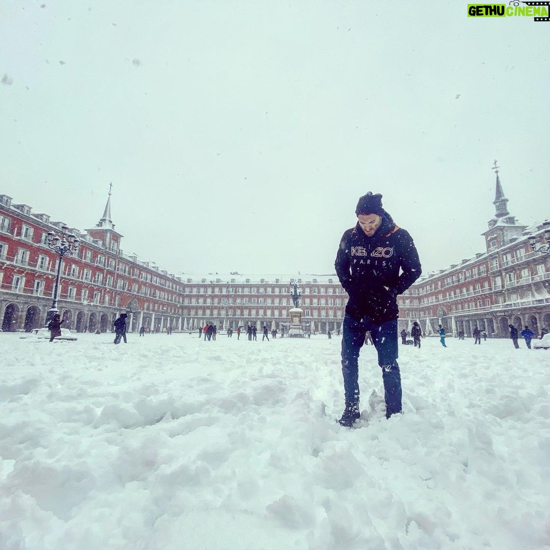 Édgar Vittorino - 17.5K Likes - Madrid like Moscú para la historia #lugares #emblemáticos #puertadelsol #plazamayormadrid #filomena #actor #vivirsinpermiso #invierno #staysafe #photo #portraitphotography #photography