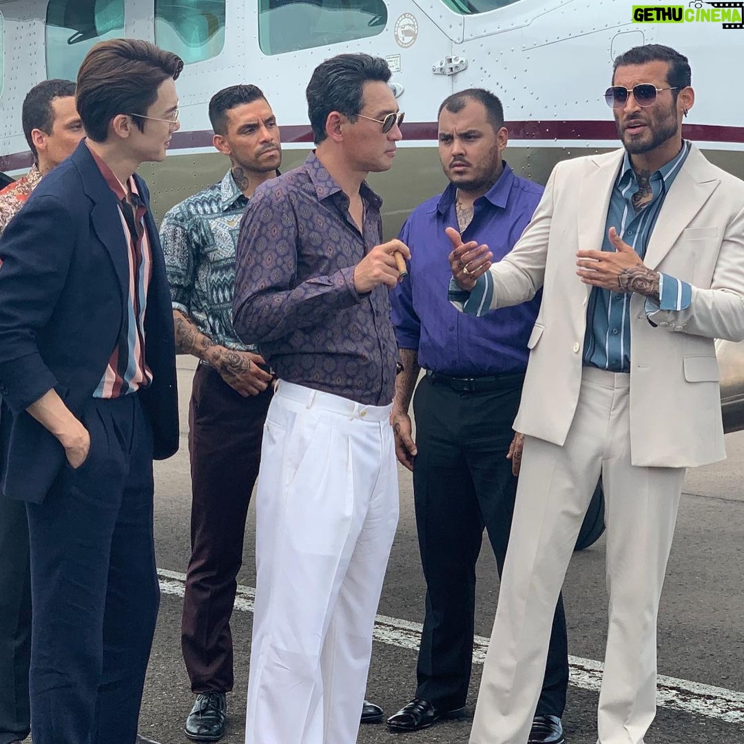 Édgar Vittorino Instagram - #southkorea y allí estaba yo intentado explicar qué significa “listo el pollo mijo” a @yoo_yeonseok y #hwangjungmin ✍️✍️ @netflixkr . #series #netflix #actor #korea #acting #filming South Korea