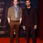 Édgar Vittorino Instagram - Noche de premier en el sydney ópera house 🇦🇺 . @stanaustralia @fremantleaus @sundancenow . #actores #teatro #musical #australia #nuevaserie #coworker #instagram #totallycompletelyfine #series Opera House Sydney Australia
