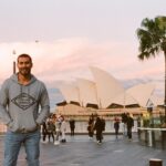 Édgar Vittorino Instagram - La primera foto lo que todos conocen de Australia (el opera house) y en las otras dos , lo mejor y más interesante de conocer ,como en cada país que he visitado , su gente 🇦🇺 @rowan.witt @devonterrell y no sale en la foto pero fue quien la tomo @bjmcclelland gente maravillosa ! . . #filming #actors #australia #series #instagram #actorlife #operahouse Sydney, Australia