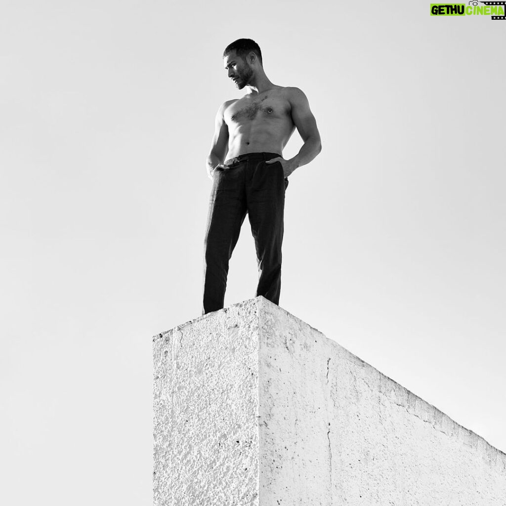 Édgar Vittorino Instagram - El VÉRTIGO no es solo el miedo a caer aveces es el miedo a la posibilidad de VOLAR ! . Hay que atreverse a saltar y volar! . Foto : @mantrana . #photooftheday #instagram #actor #photography #loveislove #cine Madrid, Spain