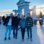 Édgar Vittorino Instagram - Este año aprendí esta frase “ más importante que la meta y que el viaje , es la compañía “. Gracias a todos los que se cruzaron en este 2023 conmigo y me enseñaron tanto sobre mí mismo , gracias por ser espejo de partes mías que aún no era consciente que estaban allí . - se quedan muchos por fuera de la publicación pero ustedes saben quienes son . 🙏💫🎆 -feliz inició de año deseo que tengan mucha compañía en vuestro viaje ♥️y se conozcan un montón! Madrid, Spain