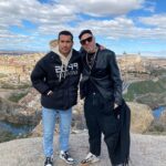 Édgar Vittorino Instagram - Este año aprendí esta frase “ más importante que la meta y que el viaje , es la compañía “. Gracias a todos los que se cruzaron en este 2023 conmigo y me enseñaron tanto sobre mí mismo , gracias por ser espejo de partes mías que aún no era consciente que estaban allí . - se quedan muchos por fuera de la publicación pero ustedes saben quienes son . 🙏💫🎆 -feliz inició de año deseo que tengan mucha compañía en vuestro viaje ♥️y se conozcan un montón! Madrid, Spain