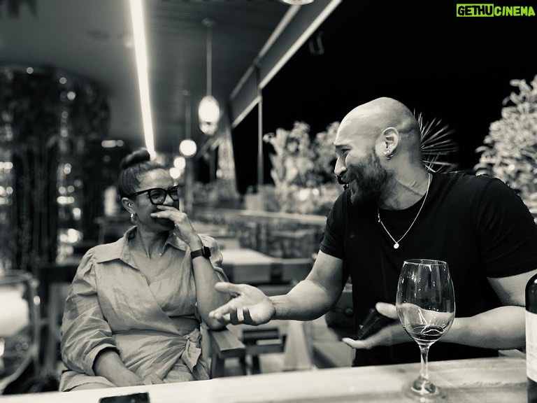 Édgar Vittorino Instagram - Maravillosa despedida 🇨🇴🇨🇴 graciasss compañeros 💓💓 . Mucho arte 🎭 para ustedes 💫 . @vinamachado @claudiocatano09 @callmeakima #marleydasoto @faguacasting . #actorslife #filming #series #coworkers #arte #colombia
