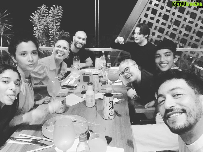 Édgar Vittorino Instagram - Maravillosa despedida 🇨🇴🇨🇴 graciasss compañeros 💓💓 . Mucho arte 🎭 para ustedes 💫 . @vinamachado @claudiocatano09 @callmeakima #marleydasoto @faguacasting . #actorslife #filming #series #coworkers #arte #colombia