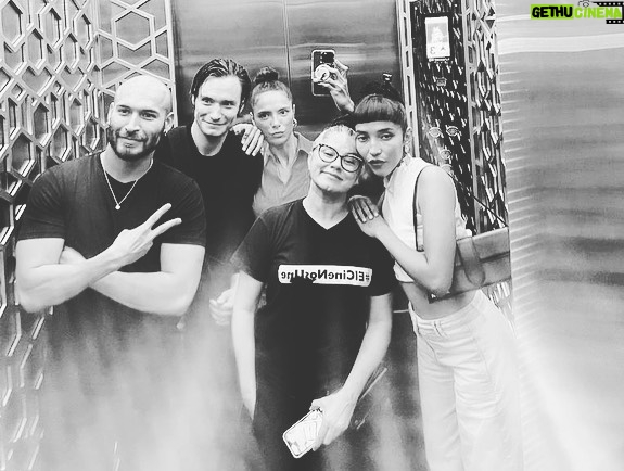 Édgar Vittorino Instagram - Maravillosa despedida 🇨🇴🇨🇴 graciasss compañeros 💓💓 . Mucho arte 🎭 para ustedes 💫 . @vinamachado @claudiocatano09 @callmeakima #marleydasoto @faguacasting . #actorslife #filming #series #coworkers #arte #colombia