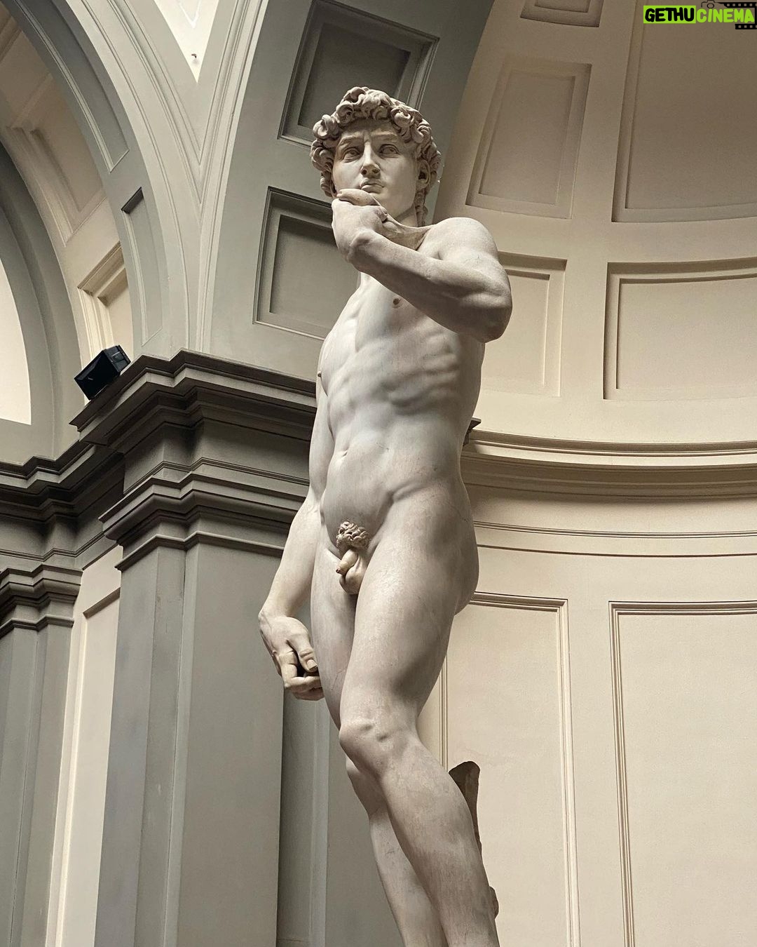 รdgar Vittorino Instagram - Me siento como un niรฑo en Disney world ๐ฒ๐ . FLORENCIA la cuna del renacimiento ๐๏ธ๐จ๐ . . #arte #brunelleschi #leonardodavinci #atemisiagentileschi #miguelangel #caravaggio #travel #italia #firenze Firenze, Piazza Del Duomo