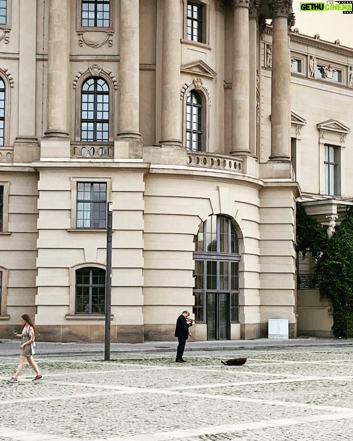Édgar Vittorino Instagram - Berlín 👁️ Berlín ist arm, aber sexy”, la mítica frase del no menos mítico Klaus Wowereit, alcalde de Berlín entre 2001 y 2014. . . . A mi me exploto la cabeza con todo lo que vi y aprendí 🤯 Berlin, Germany
