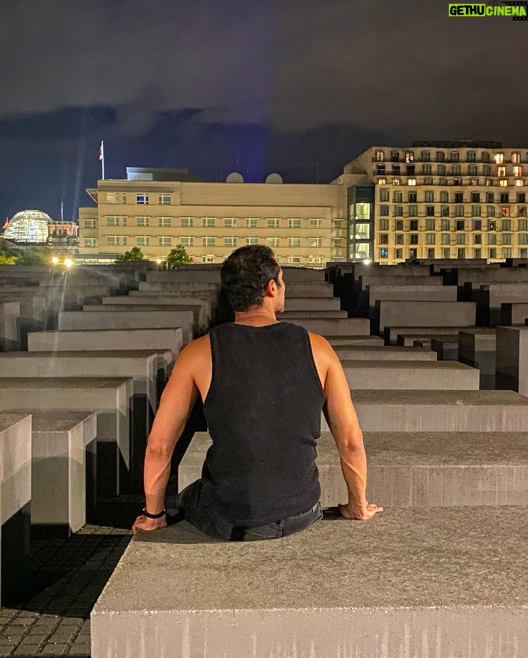 Édgar Vittorino Instagram - Berlín 👁️ Berlín ist arm, aber sexy”, la mítica frase del no menos mítico Klaus Wowereit, alcalde de Berlín entre 2001 y 2014. . . . A mi me exploto la cabeza con todo lo que vi y aprendí 🤯 Berlin, Germany