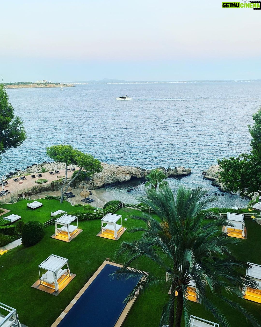 Édgar Vittorino Instagram - Fundada en 123 a.C. Su nombre original Palmaria Palmensis “ciudad del Palmeral”🏝️ nos ha recibido increíblemente con toda su sabiduría - ) y la estamos disfrutando en el hotel @gran_melia @hoteldemargm una experiencia de lujo 💎🏝️ . . #verano #illetas #alifewelllived #mallorca #granmeliadelmar Illetas, Mallorca