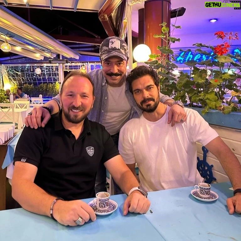 Ömer Gecü - 6K Likes - Dostlarla..