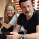 Ömer Gecü Instagram - "Hayırdır bu neye gülüyor şimdi" Her zaman gülecek bir şey bulmak güzeldir... Bunu en iyi yapanlardan biri.. Kardeşim @znazeyuboglu 🙃 📷.. @berendemirkaya