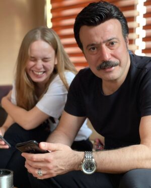 Ömer Gecü Instagram - "Hayırdır bu neye gülüyor şimdi" 
Her zaman gülecek bir şey bulmak güzeldir...
Bunu en iyi yapanlardan biri.. 
Kardeşim @znazeyuboglu 🙃 
📷.. @berendemirkaya