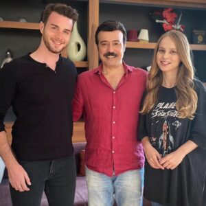 Ömer Gecü Instagram - "Umutsuzluğun en tesirli ilacı tebessüm etmektir"
Yüzünüz her daim gülsün dostlar...
#emanetkanal7#emanetyenisezon
@emanetkanal7 @karamelyapim @kanal7
