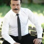 Ömer Gecü Instagram - "Pişmanlıklarla örülen duvarlar, keşkelerle aşılamaz..." İyi tatiller dostlar... #emanetkanal7 @emanetkanal7 #ömergecü