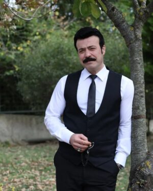 Ömer Gecü Instagram - Üç sezondur,  gururla yer aldığım  @emanetkanal7 projesindeki görevim sona ermiştir. Başta sn @nyilmaz7 hanımefendi olmak üzere, kıymetli hocalarım @ayhanzen @srknmt ve @oguzcandenizhann ,  sevgili dostum @halilibrahimceyhn,  menajerim @oznurkulamenajerlik ve birlikte çalışmaktan onur duyduğum tüm oyuncular ile teknik ekibe, bizi bu yolculukta yalnız bırakmayan sayın izleyicilerimize sonsuz teşekkürler. Bir gün bir yerlerde tekrar kavuşmak dileğiyle 🙏
#cenger #tbt #kesfet #fyp #tb #emanet #set @karamelyapim @nanuka_stambolishvili @sevdaakarabulut @beratruzgarozkan @binnazekren @oguzygci @tolgasalaa @vedataydinnnnn @sinanonur1 @recepagbal @sevdakaygisiz @adnanmehmetaliaslan @birhantut @yildirimvolkann @melihozkaya @ipekarkan