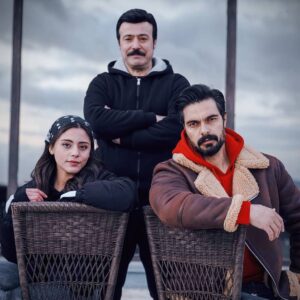Ömer Gecü Instagram - "Ekibi tamamlayalım dedik..." 😉 @silaaturkoglu @halilibrahimceyhn @emanetkanal7 📷@mustafakirazli