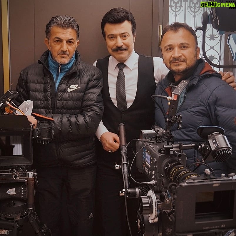 Ömer Gecü - 5K Likes - "Emekçi Krallarla..."..
Görüntü Yönetmenimiz @vedataydinnnnn ve Hüseyin Kılınç ile set halleri... @emanetkanal7 @karamelyapim #cenger #ömergecü #emanetkanal7