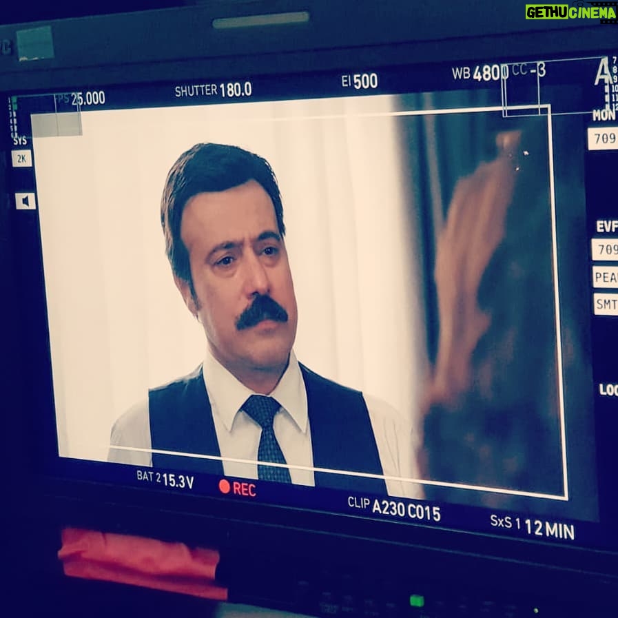 Ömer Gecü Instagram - Ayhan Hocamın gözünden... Emanet / Set... @emanetkanal7 @silaaturkoglu @halilibrahimceyhn @gulayozdem @hilallyyildiz @znazeyuboglu 📷... @ayhanzen @tolgapancaroglu