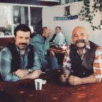 Ömer Gecü Instagram – Peştemal deseninden vazgeçmeyen @muratmakaronni ile @muhtesemuclufilm setindeydik.. Emeği geçen herkese teşekkürler…
#sinema #türkiye #mardin #film Midyat
