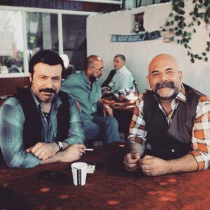 Ömer Gecü Instagram - Peştemal deseninden vazgeçmeyen @muratmakaronni ile @muhtesemuclufilm setindeydik.. Emeği geçen herkese teşekkürler...
#sinema #türkiye #mardin #film
