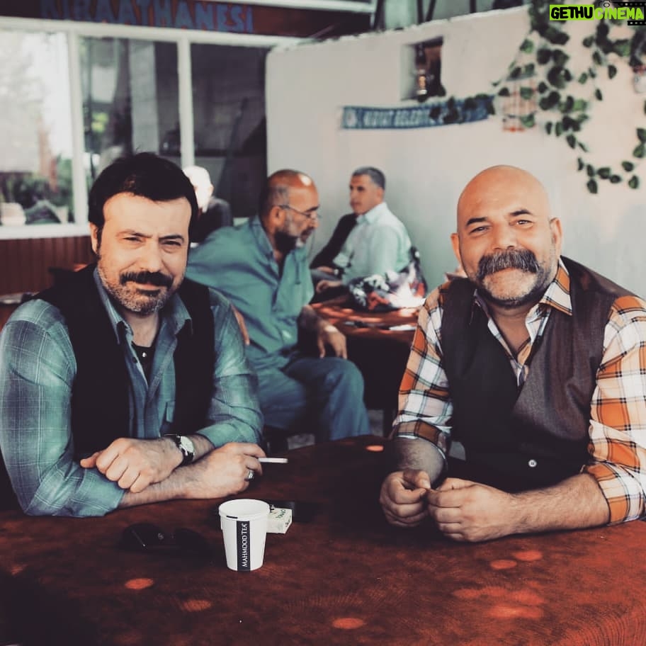 Ömer Gecü Instagram - Peştemal deseninden vazgeçmeyen @muratmakaronni ile @muhtesemuclufilm setindeydik.. Emeği geçen herkese teşekkürler... #sinema #türkiye #mardin #film Midyat