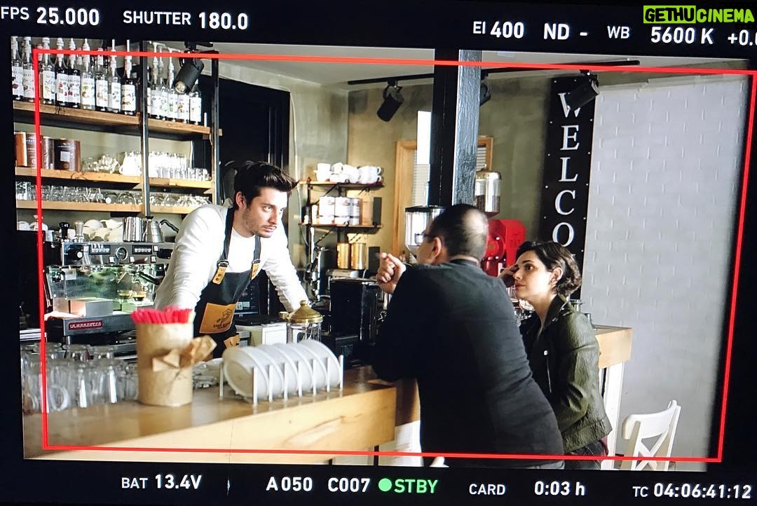 Özgün Karaman Instagram - Sıcak sıcak, taze taze, #KısaKısaAşk'tan #KısaFilm yapmışlar 🎈#OParmakDolacak https://youtu.be/VZhxNR2hnAg