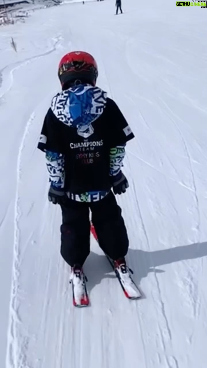 Özgür Ozan Instagram - Bu eğlenceli organizasyon için @gymykids e ve hocalarımız @halitseylan ve @gokhanusta_ ya çok teşekkürler umarım tekrar görüşürüz 💫⛷🙏🙏☘️