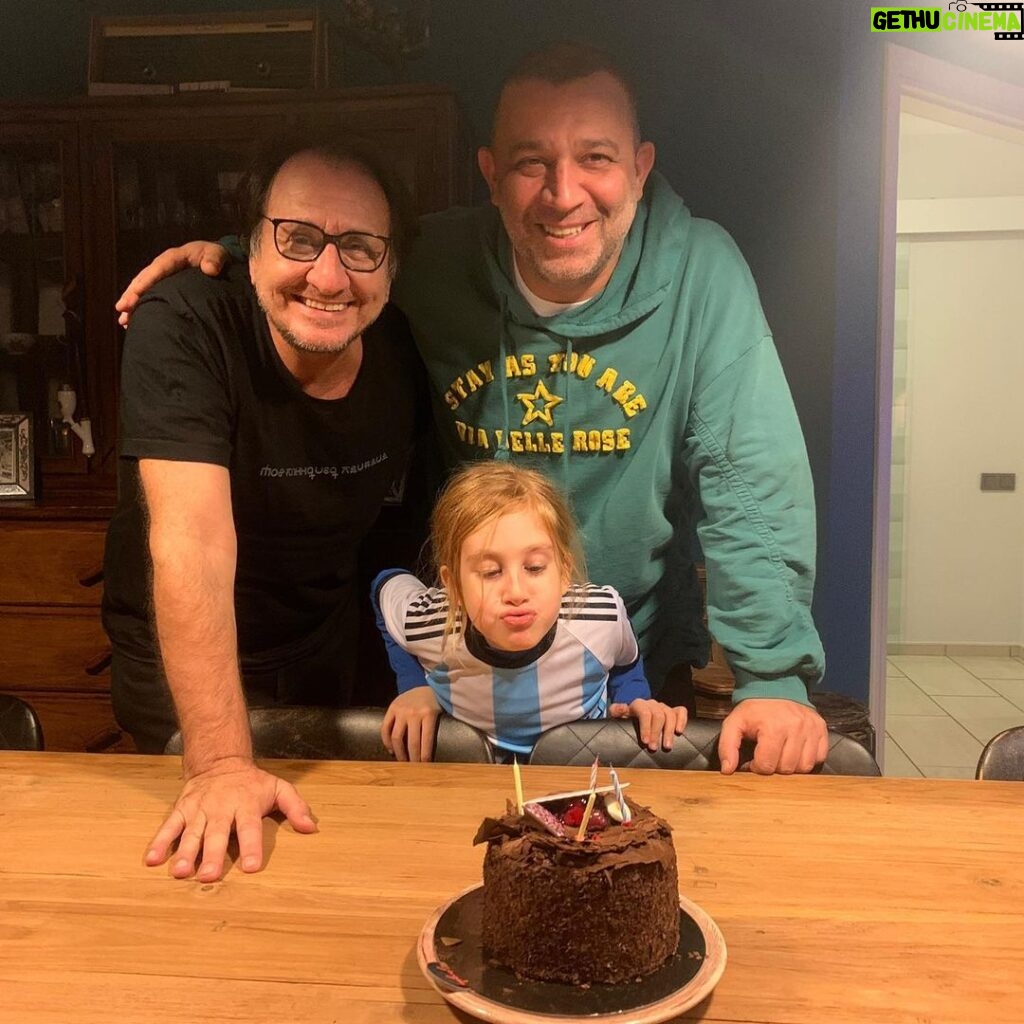 Özgür Ozan Instagram - Doğum günü ziyareti 😍🤩🎉🥂