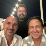 Özgür Ozan Instagram - Klasik Çeşme pozu @kaan_artun @coskuncoroglu 🧿🧿🧿❤️❤️❤️☀️ Fahri'nin Yeri Alaçatı