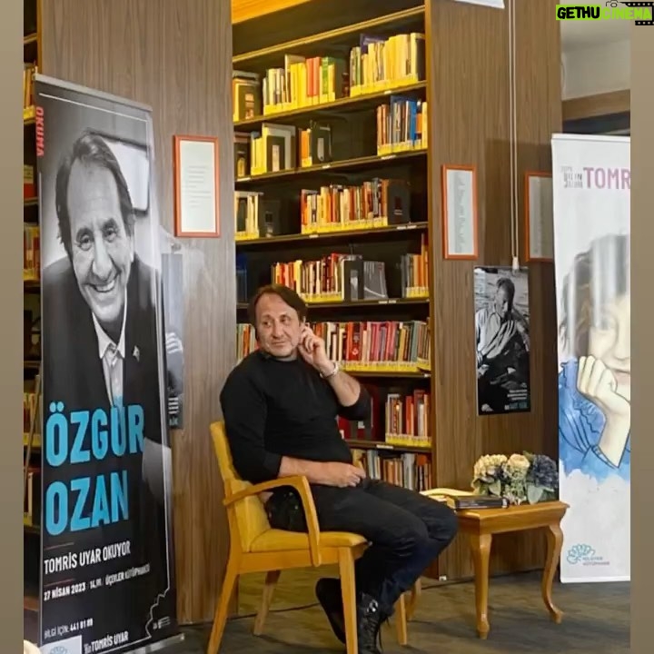 Özgür Ozan Instagram - @niluferbel @niluferkutuphane Yılın yazarı #Tomrisuyar etkinliği Teşekkürler 🙏📖#Bursa