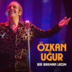 Özkan Uğur Instagram – Sözlerini eşim Aysun Aslan Uğur’un yazdığı, aranjörlüğünü Bora Uzer’in yaptığı “Bir Bakman Lazım” adlı yeni şarkımı Cem Yılmaz’ın dizisi Erşan Kuneri’de izleyebilir,  tüm dijital platformlarda dinleyebilirsiniz. @cmylmz @aysunaslan @ercansaatci @borauzer @ersankuneri @netflixturkiye