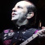 Özkan Uğur Instagram – Eski rahatsızlığım tekrarladığı için akıllı ilaç tedavisine başladım. Bu süreçten en faydalı sonucu almak adına bir süre kalabalıktan ve yorucu tempodan uzak kalmam gerekiyor. Bu nedenle konserlerimizi bir müddet ertelemek durumundayız. En kısa sürede buluşmak ümidi ve sevgilerimle….
