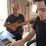 Özkan Uğur Instagram - Canım oğlumla müzik çalışmaları @shanali.1 Yeni yılda güzel ülkemize ve herkese sağlık ve mutluluklar dileriz