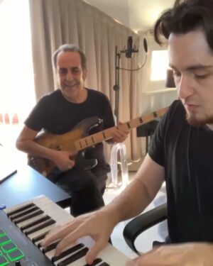 Özkan Uğur Instagram - Canım oğlumla müzik çalışmaları @shanali.1 Yeni yılda güzel ülkemize ve herkese sağlık ve mutluluklar dileriz