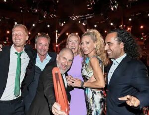 Özz Nûjen Instagram - Förra året var det vi i ”Över Atlanten” som vann 🙏🏽❤️🌊⚓️❤️🙌🏽 på #Kristallen och fick denna pressbild på festnatten 😅👌🏽🔥❤️
@markoolio123 @missevarose @jessicaalmenas @hellstromer @klabbenylof