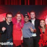 Özz Nûjen Instagram – Vilken jädra dundershow till avslut! Tack all ❤️ personal på @rawcomedyclub och alla ni i publiken för fyra fantastiska #standup kvällar på @hiltonstockholm ❤️😘🙌🏽 och tack @martencvetkovic för bokningen 😘❤️

@andrewickstroem @elinadurietz @elin_almen @_christersvensson #julshow #rawcomedy #standupshow