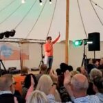 Özz Nûjen Instagram – Tack älskade publik och @trollhattansstad för en väldigt kul och bra #standup kväll 🙏🏽😘❤️ och tack @theresemcdonald75 för att vi fick köra ihop 🎤😊❤️🙌🏽